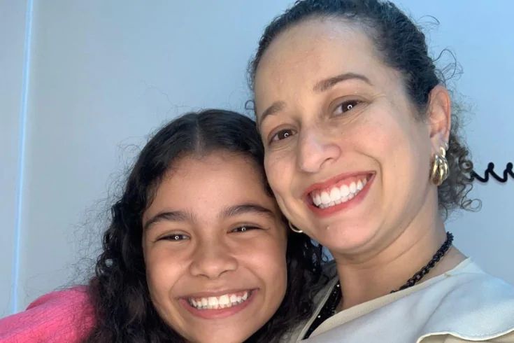 Doutora e uma paciente jovem sorrindo lado a lado